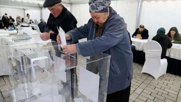 Люди голосуют на выборах президента России на избирательном участке в посольстве России в Бишкеке. - Sputnik Кыргызстан