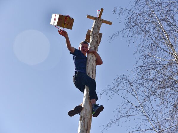 Мужчина залез на столб за призом  - Sputnik Кыргызстан
