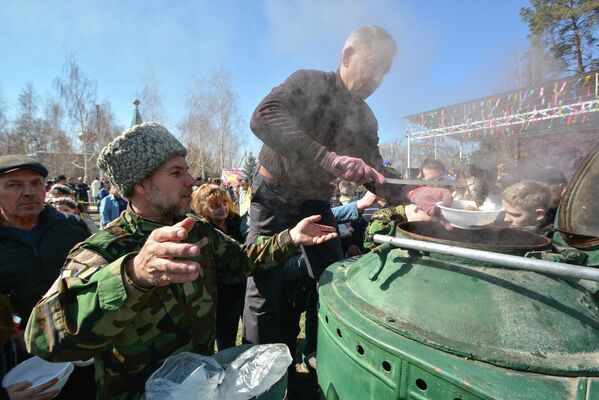Казаки раздают традиционное для Масленицы угощение - Sputnik Кыргызстан