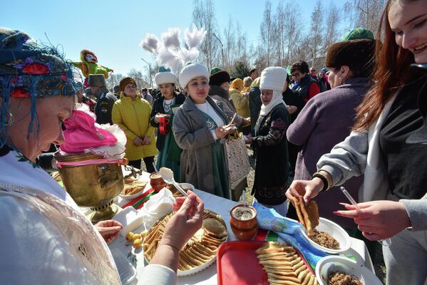 В последний день перед постом отмечают Мясное воскресенье — это последний день, когда можно есть мясо - Sputnik Кыргызстан