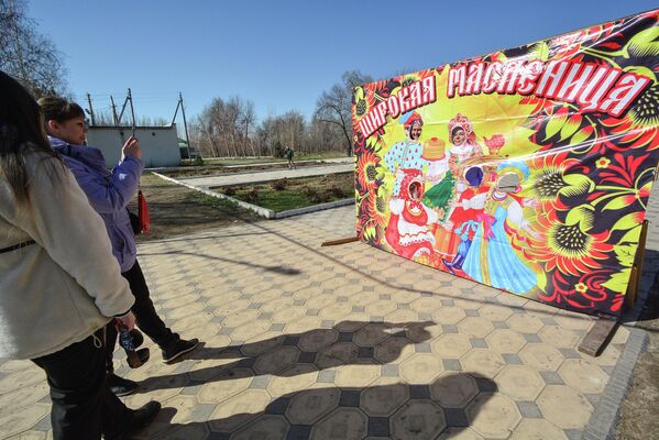 Люди фотографируют во время празднования Масленицы в селе Ленинском Чуйской области - Sputnik Кыргызстан