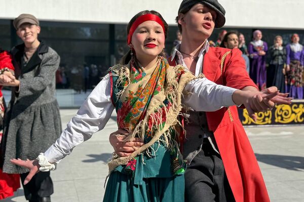 В этом году программу праздника представил санкт-петербургский театр песни и танца &quot;Морошка&quot; - Sputnik Кыргызстан