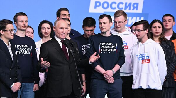 Владимир Путин шайлоо аяктагандан кийин штабына келип, үзөңгүлөштөрү менен жолугуп жатканда - Sputnik Кыргызстан