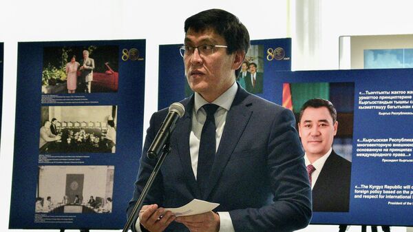 Заместитель председателя кабмина Эдиль Басйалов заявил во время открытия фотовыставки, посвященной 80-летию образования МИД Кыргызстана - Sputnik Кыргызстан