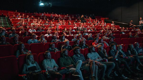 Кинотеатрда тасма көргөн адамдар. Иллюстративдик сүрөт - Sputnik Кыргызстан