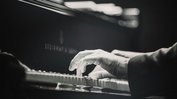 Пианинодо ойногон адам. Иллюстративдик сүрөт - Sputnik Кыргызстан