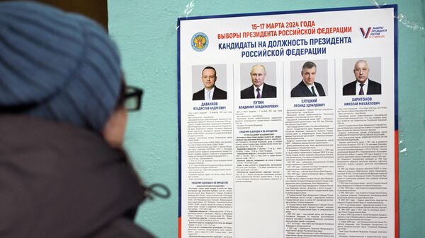 Женщина голосует на выборах президента России на избирательном участке в Новосибирске. - Sputnik Кыргызстан