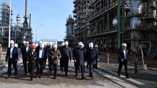 Глава кабмина КР Акылбек Жапаров во время посещения нефтеперерабатывающего завода Джунда - Sputnik Кыргызстан