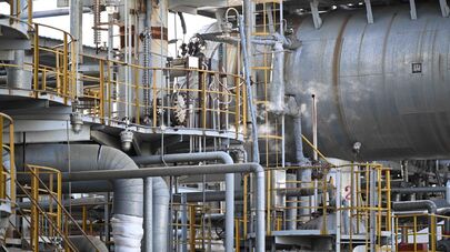 Глава кабмина КР Акылбек Жапаров посетил нефтеперерабатывающий завода "Джунда"