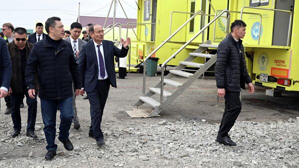 Президент посетил мобильную клинику в Сокулуке  - Sputnik Кыргызстан