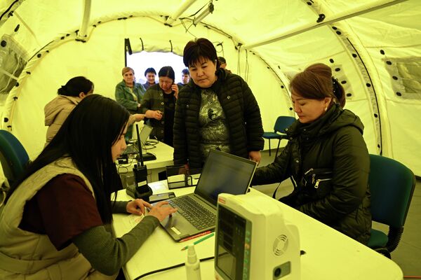 В мобильной клинике пациенты могут пройти бесплатный осмотр, получить консультации по широкому спектру медицинских исследований и диагностике различных заболеваний - Sputnik Кыргызстан