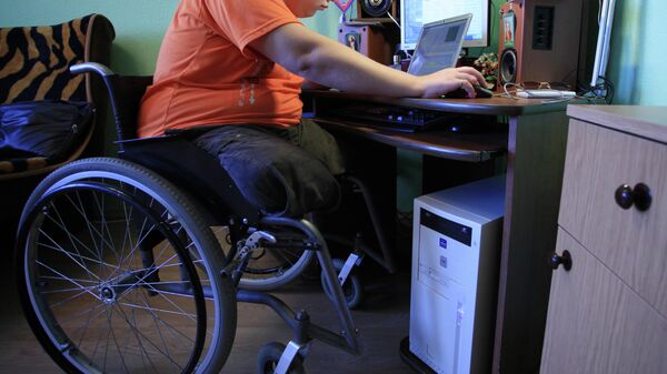 Мужчина с инвалидностью сидит за работой на компьютере. Архивное фото  - Sputnik Кыргызстан