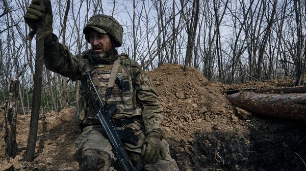 Украинский военнослужащий на линии фронта. Архивное фото  - Sputnik Кыргызстан