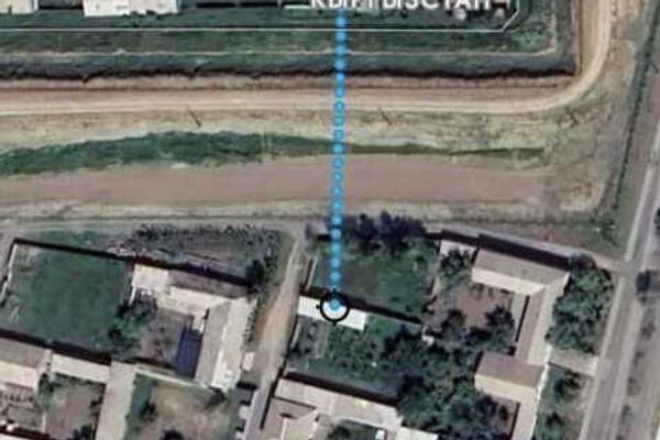 Вход в тоннель с кыргызской стороны нашли в доме жителя села Бек-Абад Сузакского района, в 50 метрах от границы. Глубина тоннеля составляет 15 метров, общая протяженность — 130 метров, высота — 1,7 метра - Sputnik Кыргызстан