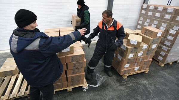 Работники склада во время выгрузки товара. Архивное фото  - Sputnik Кыргызстан