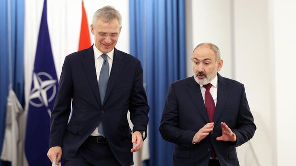 Премьер-министр Армении Никол Пашинян и генеральный секретарь НАТО Йенс Столтенберг после встречи в Ереване - Sputnik Кыргызстан