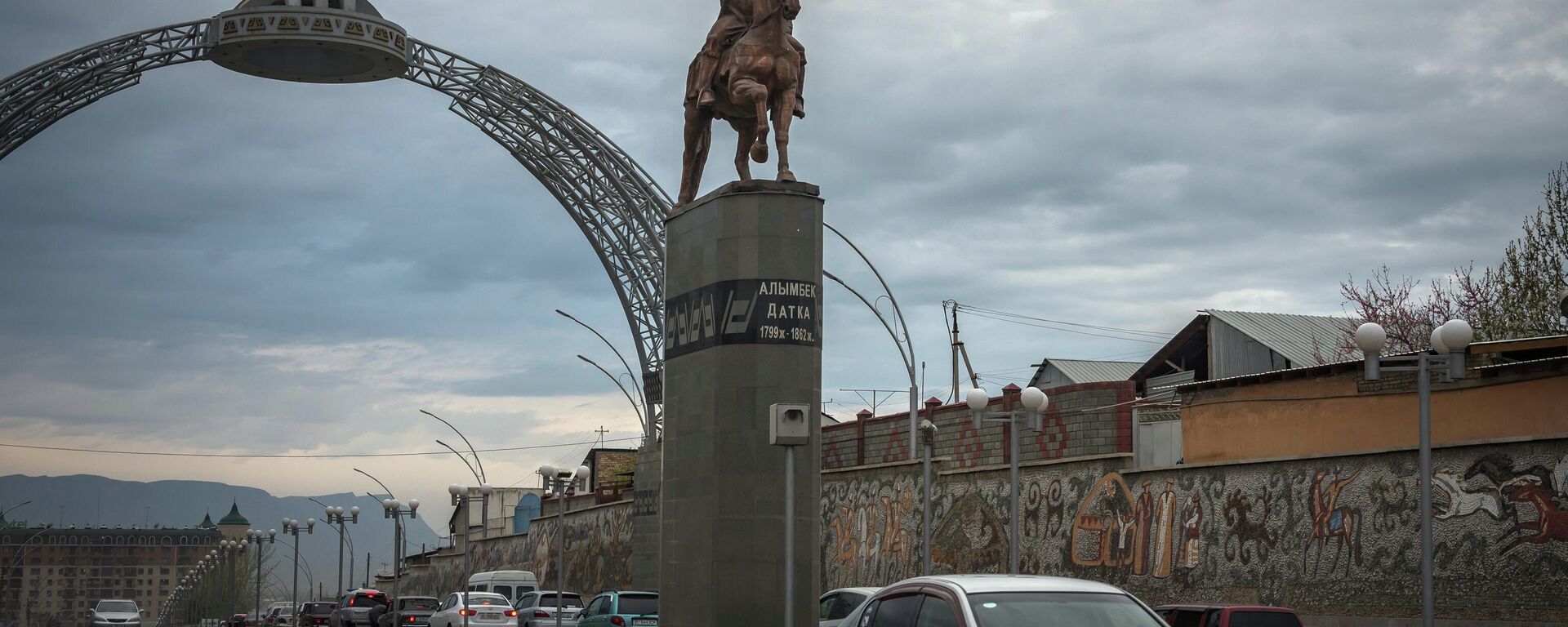 Памятник Алымбек датка в  городе Ош - Sputnik Кыргызстан, 1920, 28.12.2025