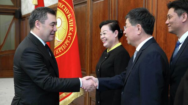 Президент Садыр Жапаров China State Railway Group компаниясынын башкы директорунун орун басары Ван Тунцзюнду кабыл алды - Sputnik Кыргызстан