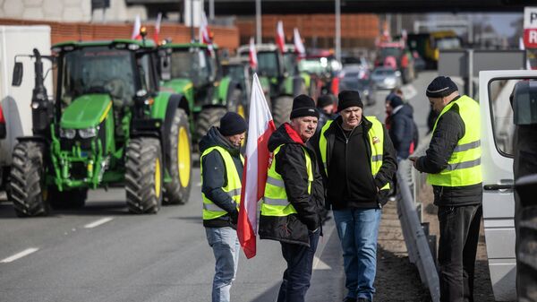 Польские фермеры принимают участие в блокаде Закрета, пригорода Варшавы, Польша - Sputnik Кыргызстан