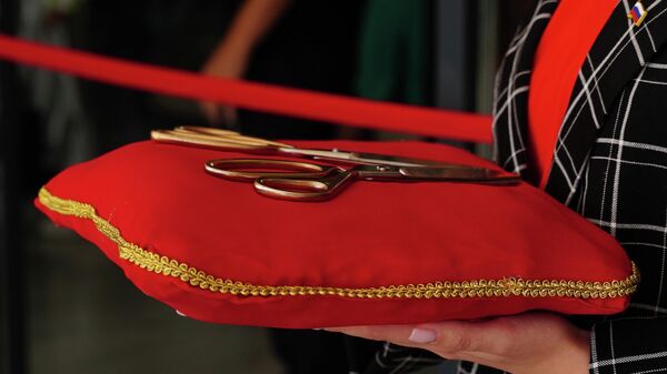 Ножницы для разрезания красной ленты во время открытия. Архивное фото - Sputnik Кыргызстан