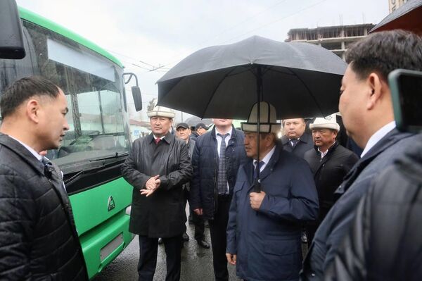 Министрлер кабинетинин төрагасы Акылбек Жапаров Ош шаарынын мэриясына оор техникалардын, жеңил унаалардын жана автобустардын ачкычын тапшырды - Sputnik Кыргызстан