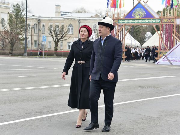 Президент Садыр Жапаров и первая леди Айгуль Жапарова на центральной площади Ала-Тоо на праздничном мероприятии по случаю Нооруза - Sputnik Кыргызстан