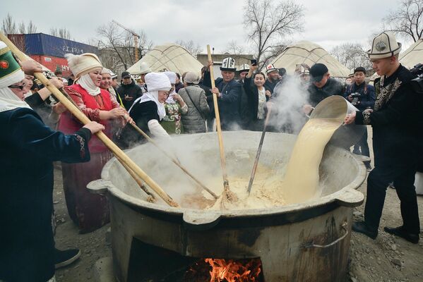 Празднование Нооруза начинается с приготовления сумолока из проращенных зерен пшеницы. Его варят всю ночь. - Sputnik Кыргызстан