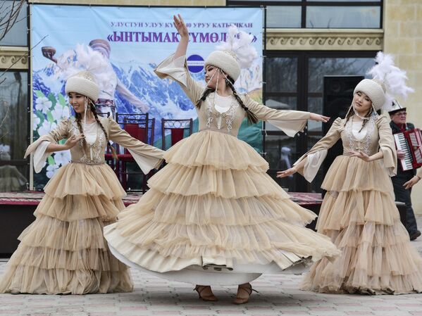 Празднование Нооруза в этнокомплексе &quot;Дасмия&quot; в Бишкеке - Sputnik Кыргызстан