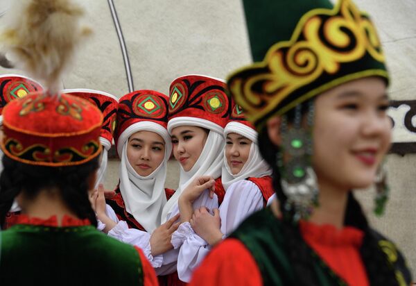 Девушки в национальных костюмах принимают участие в праздновании Нооруза в этнокомплексе &quot;Дасмия&quot; в Бишкеке - Sputnik Кыргызстан