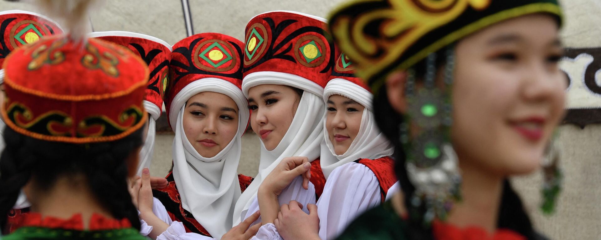 Кыргыздын кыз-келиндери. Архив - Sputnik Кыргызстан, 1920, 08.03.2026