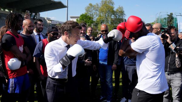 Президент Франции Эммануэль Макрон тренируется по боксу с боксером-любителем Жаном-Дени Нзарамбой. Архивное фото - Sputnik Кыргызстан
