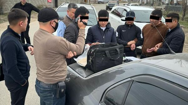 Задержание сотрудника налоговой подозреваемого в вымогательстве $20 тыс - Sputnik Кыргызстан