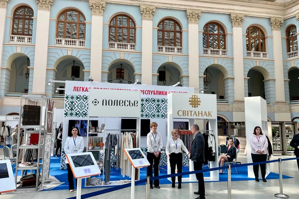 На выставке представлена текстильная продукция более 200 производителей и поставщиков из Беларуси, Казахстана, России, Китая, Индии и других стран - Sputnik Кыргызстан