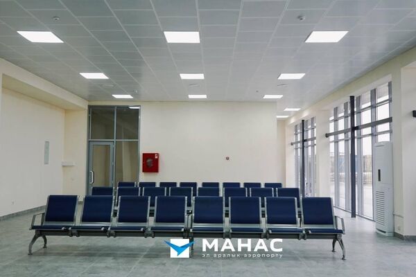 Капсулу под строительство заложили 15 июня 2023 года. Аэропорт может принимать 100 пассажиров в час и предназначен для внутренних рейсов. - Sputnik Кыргызстан