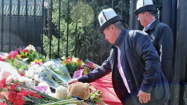 Глава Минобороны КР Бактыбек Бекболотов и его заместитель принесли цветы к посольству России  - Sputnik Кыргызстан