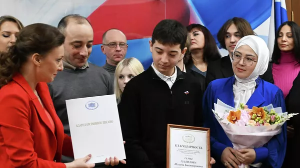 Награждение школьников за помощь при эвакуации людей из Крокус Сити Холл - Sputnik Кыргызстан