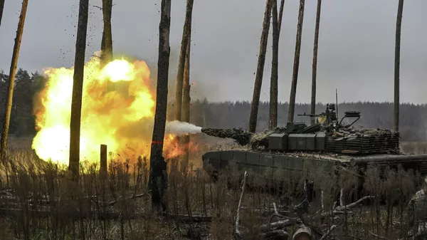 Танк Т-80 ВС РФ на огневой позиции на Краснолиманском направлении спецоперации. Архивное фото  - Sputnik Кыргызстан