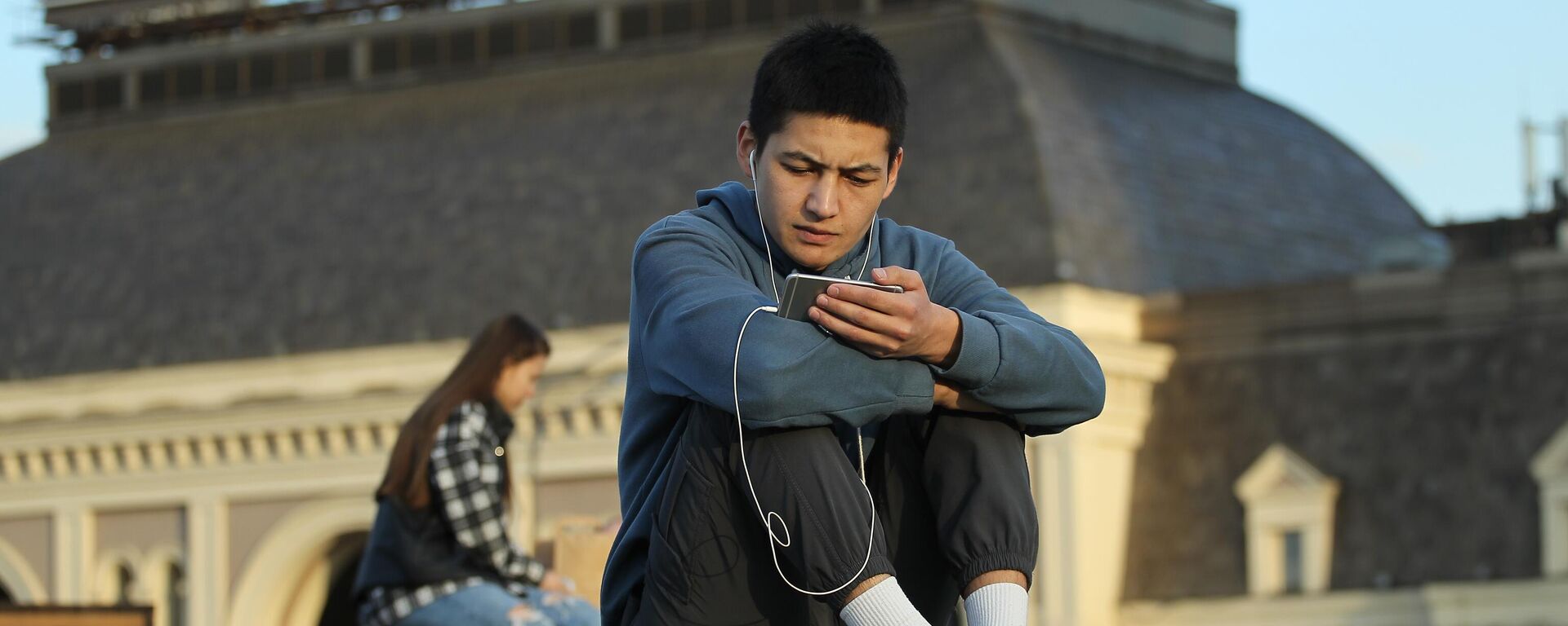 Молодой человек с телефоном на Павелецкой площади в Москве. Архивное фото - Sputnik Кыргызстан, 1920, 28.03.2024