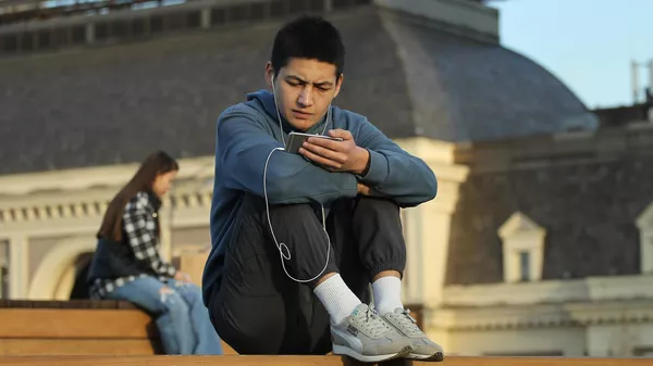 Молодой человек с телефоном на Павелецкой площади в Москве. Архивное фото - Sputnik Кыргызстан