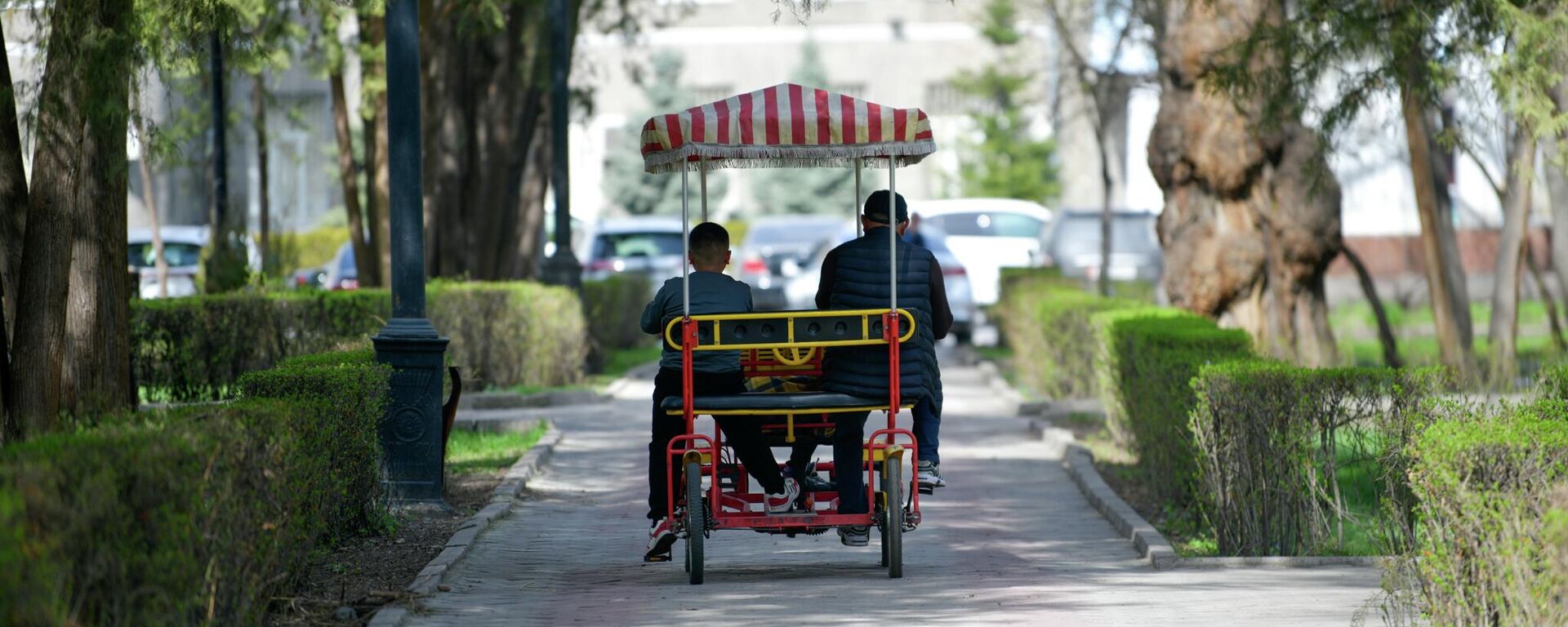 Веломобиль в парке им. Ч. Айтматова в Бишкеке. Архивное фото - Sputnik Кыргызстан, 1920, 11.09.2025
