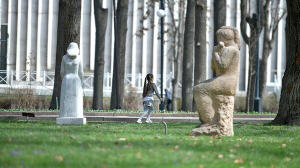 Девочка гуляет в парке им. Чингиза Айтматова в Бишкеке - Sputnik Кыргызстан