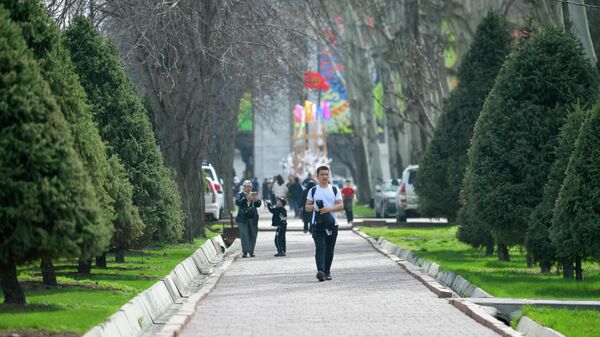 Люди гуляют по площади Ала-Тоо в Бишкеке - Sputnik Кыргызстан