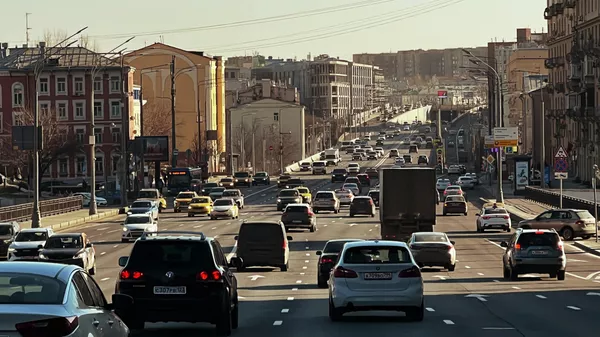 Автомобили едут по Садовому кольцу в Москве. Архивное фото - Sputnik Кыргызстан