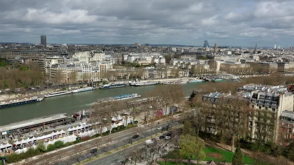 Река Сена в Париже, где пройдет церемония открытия Олимпийских игр 2024 года - Sputnik Кыргызстан
