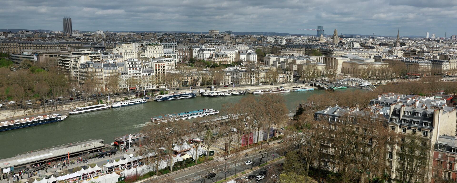 Река Сена в Париже, где пройдет церемония открытия Олимпийских игр 2024 года - Sputnik Кыргызстан, 1920, 29.03.2024