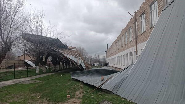 Сорванная сильным ветром крыша здания в Бишкеке - Sputnik Кыргызстан