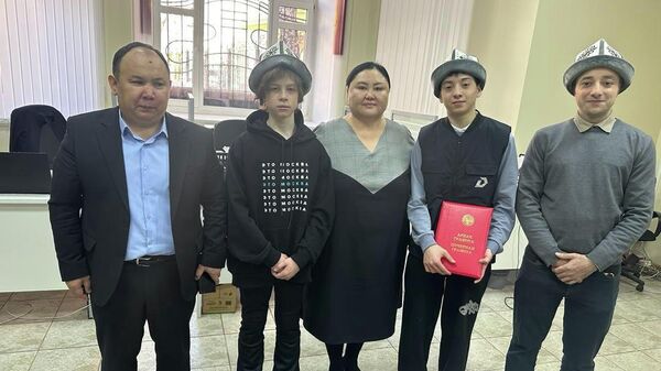 Вручение почетной грамоты Исламу Халилову - Sputnik Кыргызстан