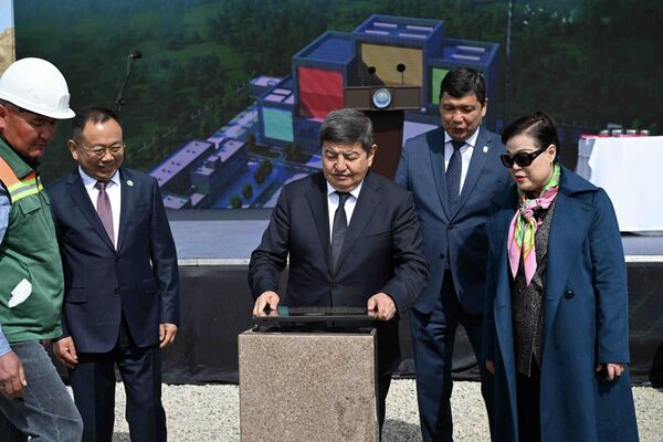 Глава кабмина Акылбек Жапаров заложил капсулу под строительство эко-технологического завода по производству электроэнергии с утилизацией твердых бытовых отходов - Sputnik Кыргызстан