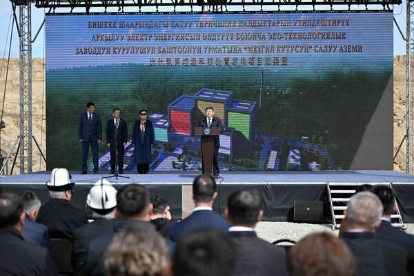 По сообщению пресс-службы кабмина, мусороперерабатывающий завод, который планируется построить на территории санитарного полигона, будет утилизировать около 850 тонн отходов в день - Sputnik Кыргызстан