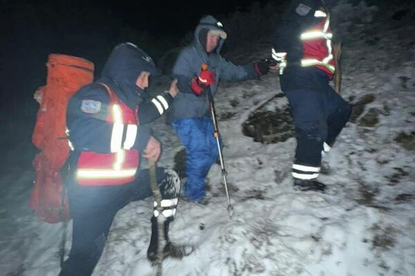 Россиянин с детьми заблудился в горах рядом с Бишкеком, их спасли сотрудники МЧС - Sputnik Кыргызстан